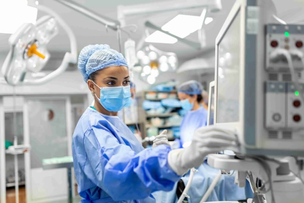Une infirmière anesthésiste devant son moniteur