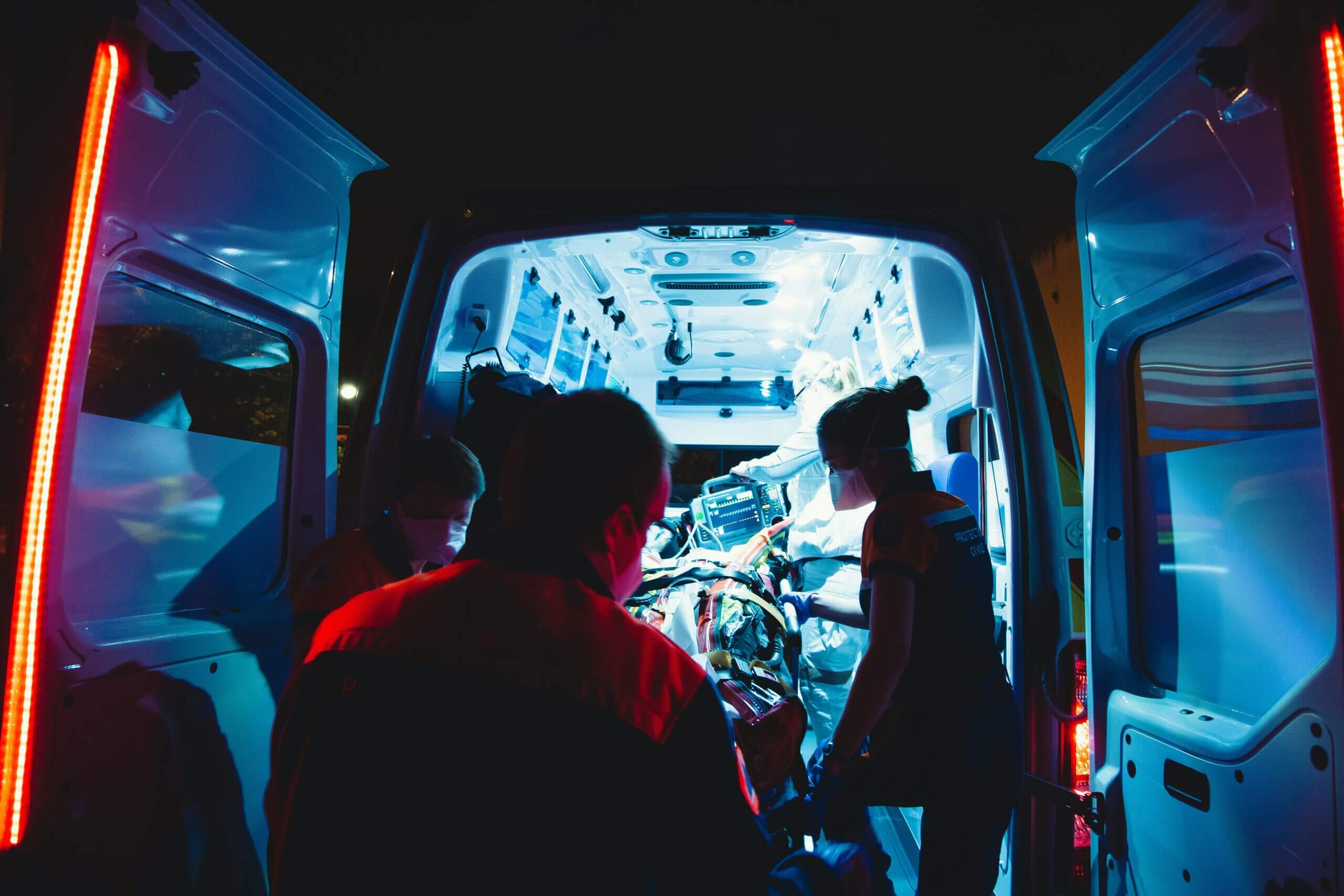 L'arriere d'une ambulance ouverte de nuit