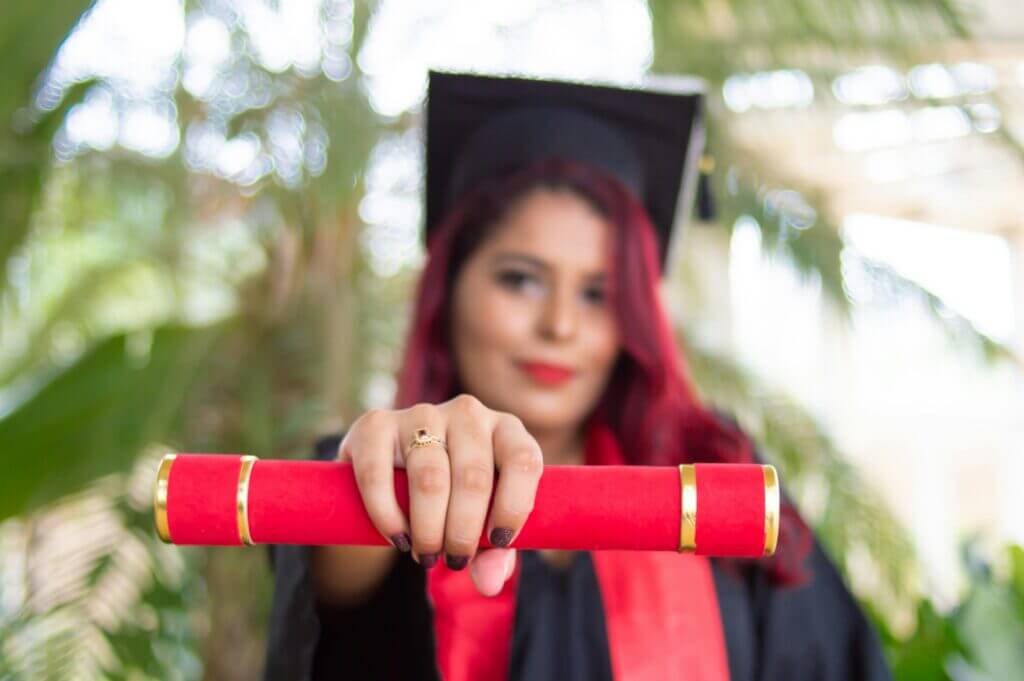 Une jeune femme présenteson diplome