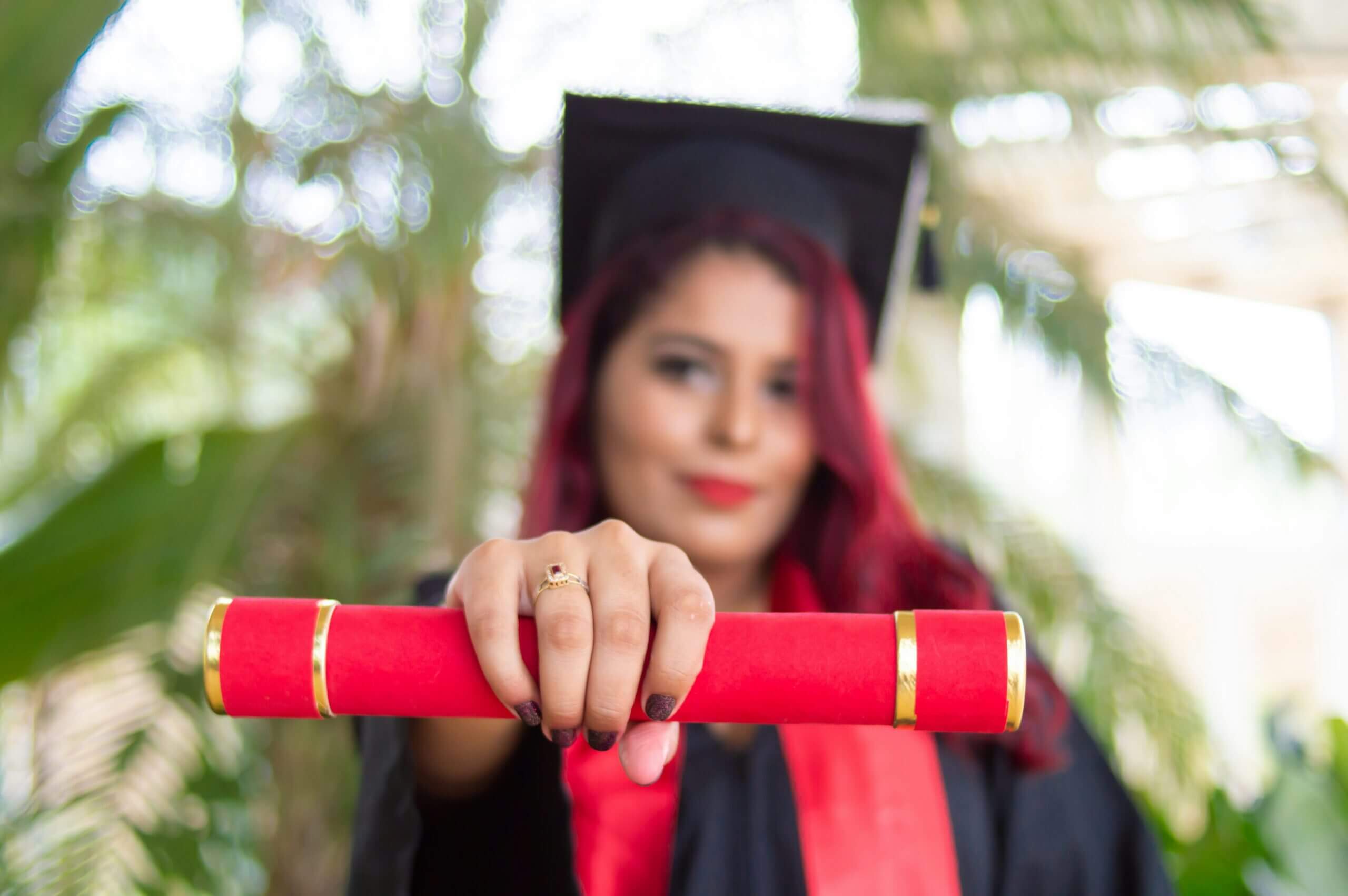 Une jeune femme présenteson diplome