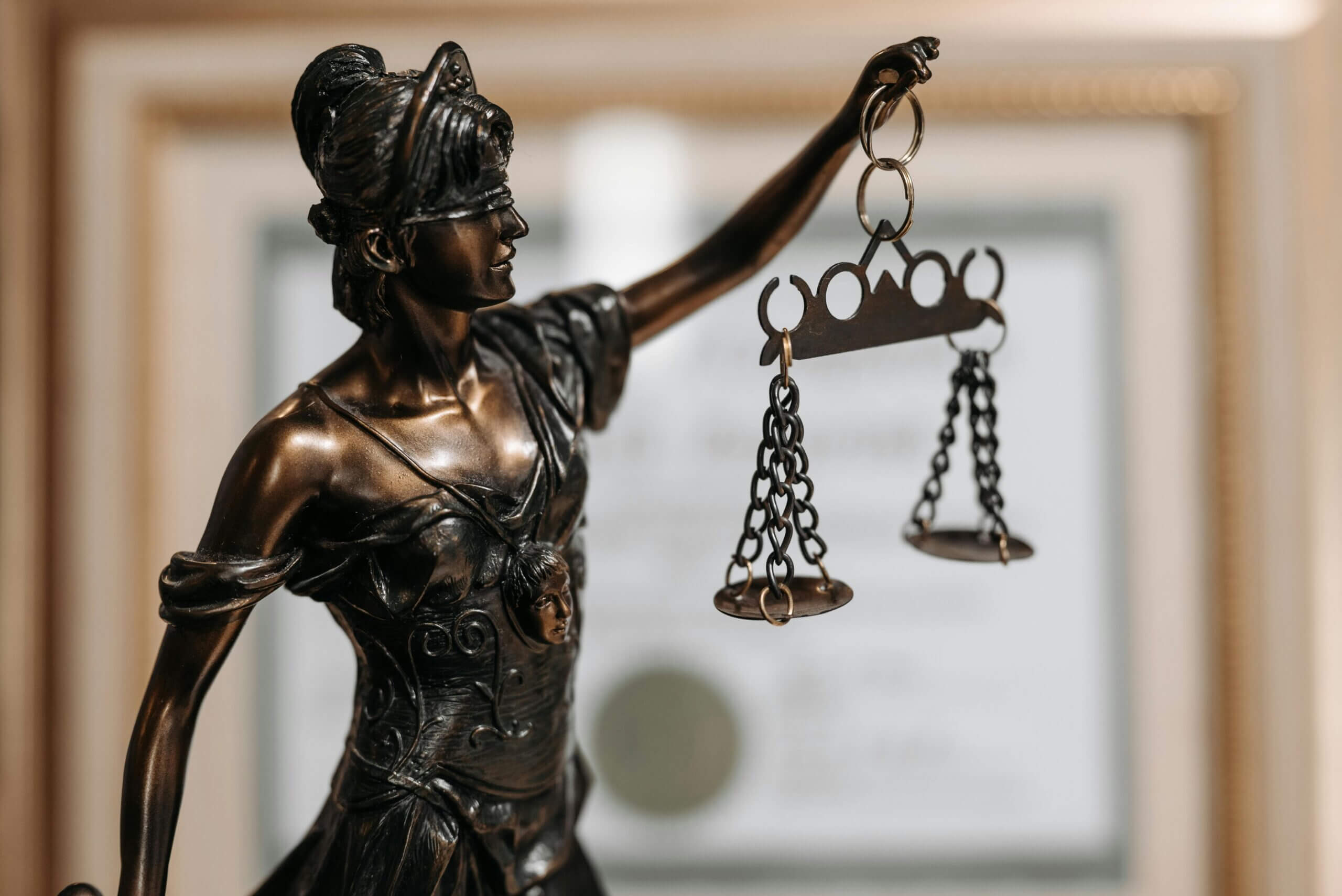 représentation de la justice en bronze
