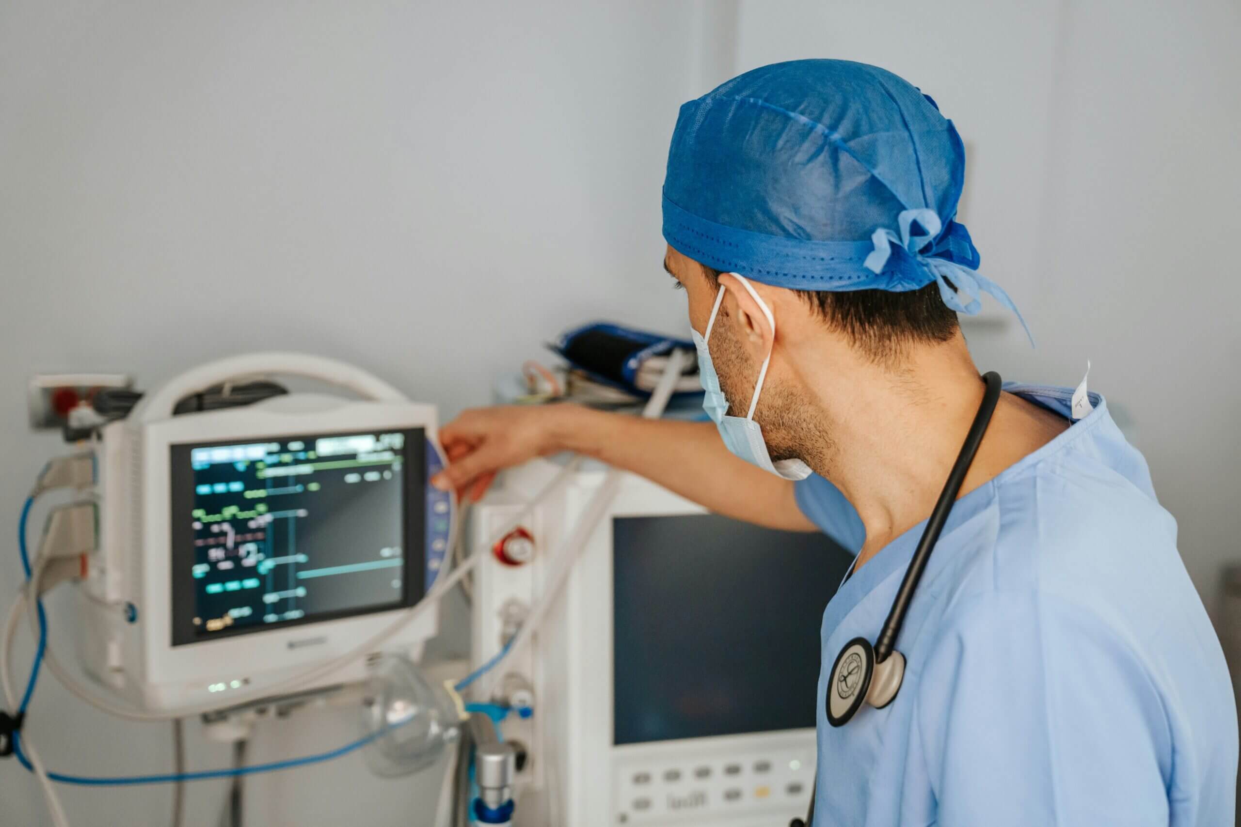un anesthesite de dos devant sa machine