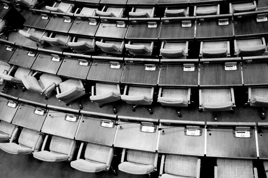 Les places d'un parlement vus de dessus.