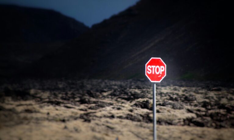 panneau Stop devant un désert