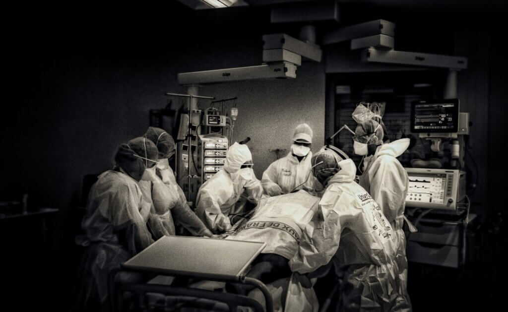 une equipe de reanimation covid autour d'un patient